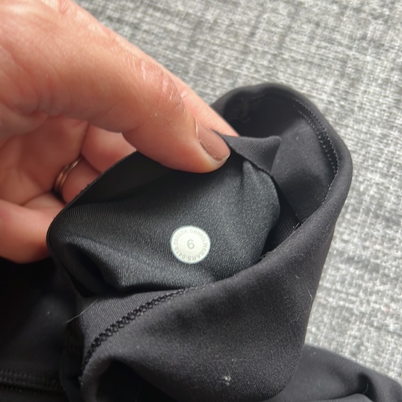 LIKE NEW Lululemon Black Cropper Leggings Size 6 - Picture 3 of 3